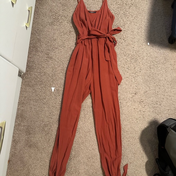 V-neck Jumpsuit with spaghetti straps. Bows on waist and ankles - Picture 2 of 3